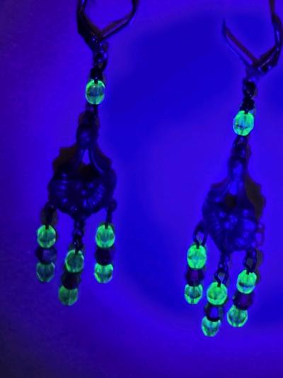 black heart earings made with Uranium beads that glow - Thumbnail 4