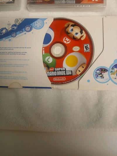 New super Mario bros Wii game with 3ds Video game bundle