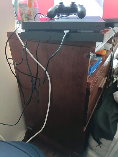 PS4 500gb with black controller - Thumbnail 2