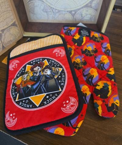 Hocus pocus Oven Mitts quilted   New set 2 R3
