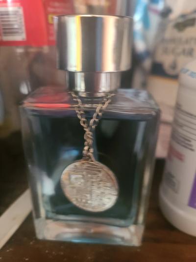 mens smell good Cologne admire it