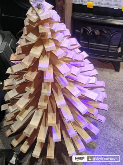 I have 5 spiral wooden Christmas trees from 3ft up to 6 ft - Thumbnail 9