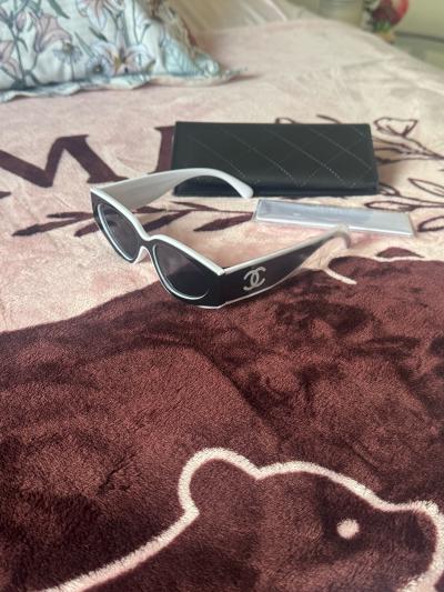 hermosas gafas de estilo nuevas en su caja