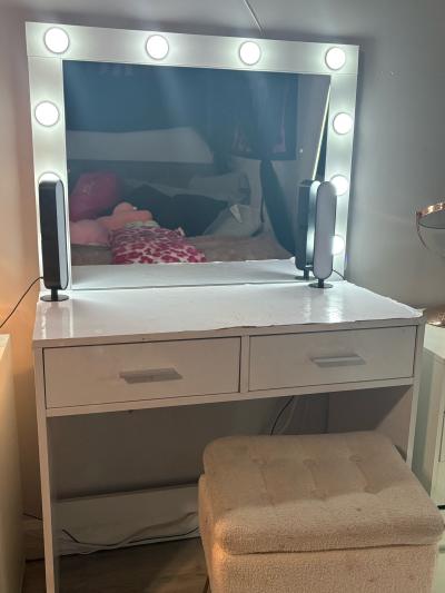 white vanity with light up mirror - Thumbnail 4