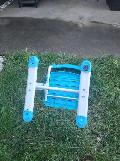an adjustable chair - Thumbnail 3