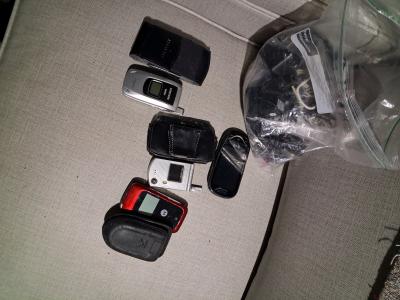 4 old phones and cases - Thumbnail 2