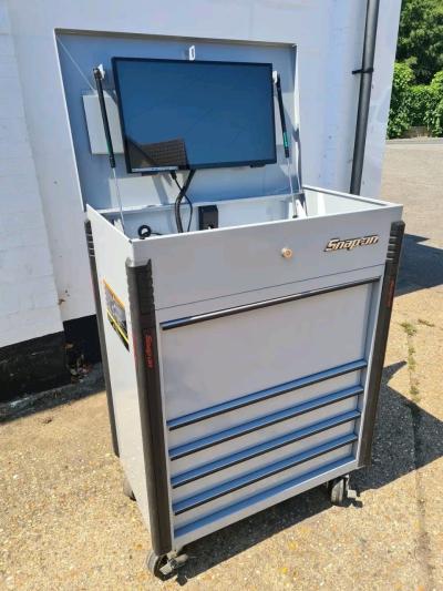 snap on 40inch toolbox with monitor
