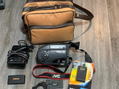 JVC brand video camera Everything is included - Thumbnail 6