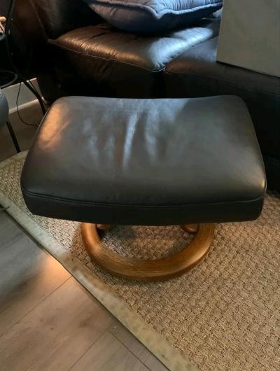 Ekornes brown leather recliner and ottoman - Thumbnail 6