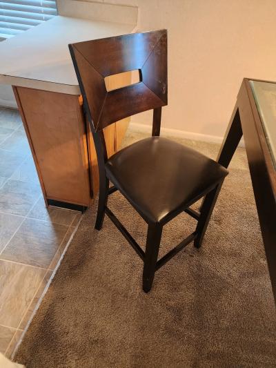 dinning table with glass top and four matching chairs