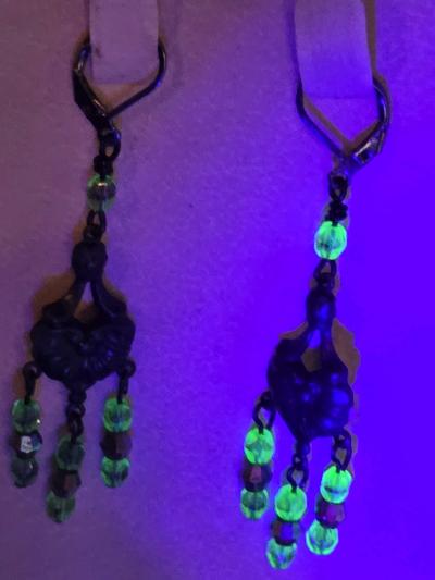 black heart earings made with Uranium beads that glow - Thumbnail 6