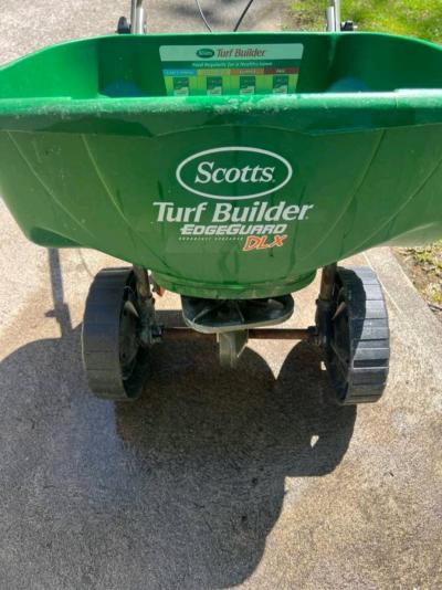 Scotts Turf Builder EdgeGuard DLX Broadcast Spreader