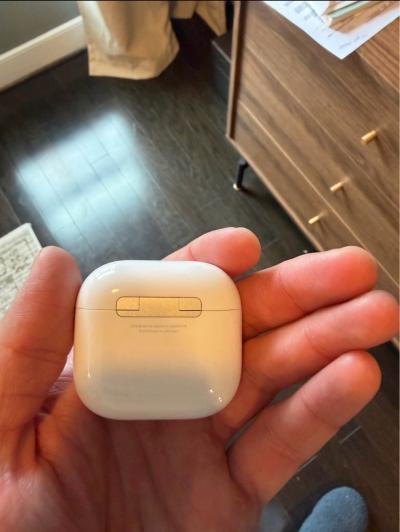 white AirPods good condition - Thumbnail 3
