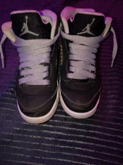 3 pairs of youth sized air jordan nike shoes - Thumbnail 3