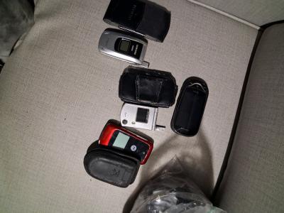 4 old phones and cases - Thumbnail 3