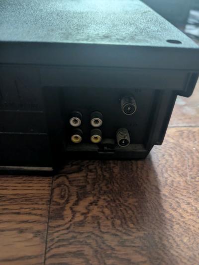 Sylvania 2945LF VCR  4 Head Video Cassette Recorder - Thumbnail 3