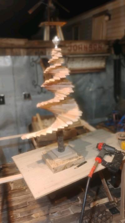 I have 5 spiral wooden Christmas trees from 3ft up to 6 ft - Thumbnail 3