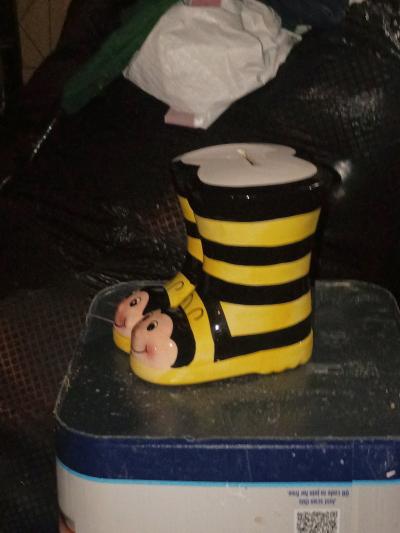 Bumble Bee Shoe Bank - Thumbnail 3