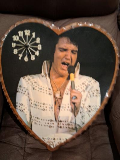 Elvis Clock needs Battery