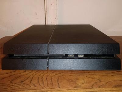 PlayStation 4 Console and Controller - Thumbnail 2