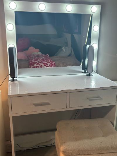 white vanity with light up mirror - Thumbnail 3