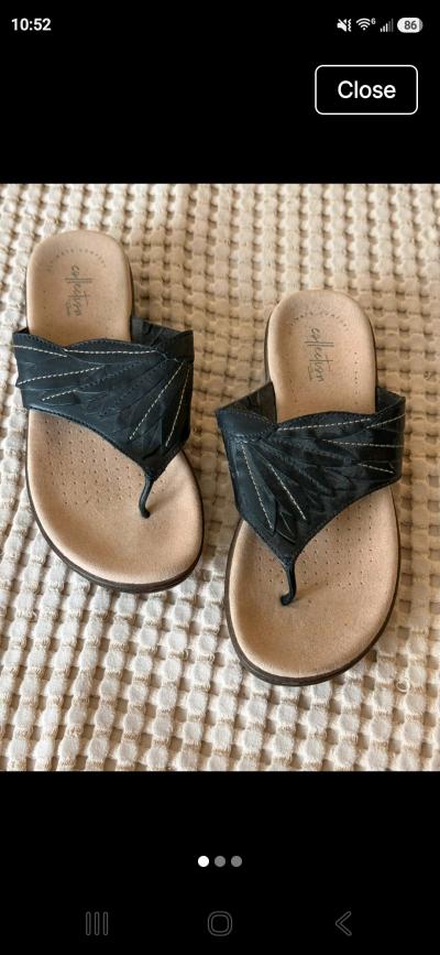 Size 8 Clark Ultimate Comfort Leather Thong Sandals