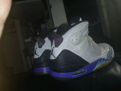 size 10 Jordans excellent condition - Thumbnail 3