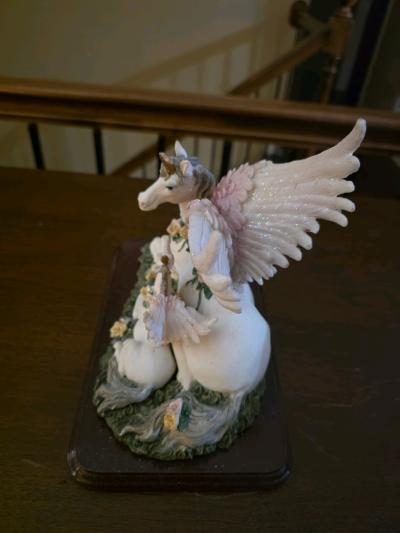 2 UNICORN Figurines   50 Each - Thumbnail 6