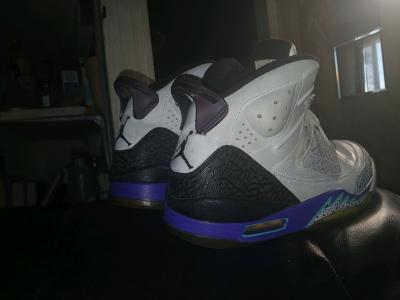size 10 Jordans excellent condition - Thumbnail 2