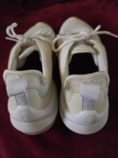 Womans size 6 and have Nike Air Max Axis - Thumbnail 3