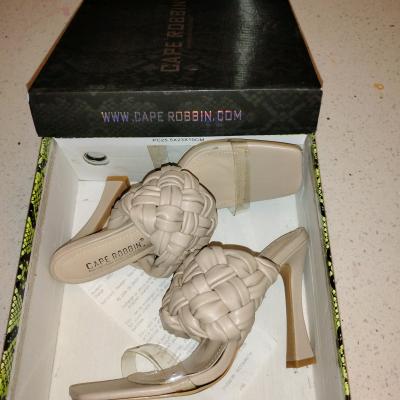 womens shoes that are in great shape need a home - Thumbnail 2