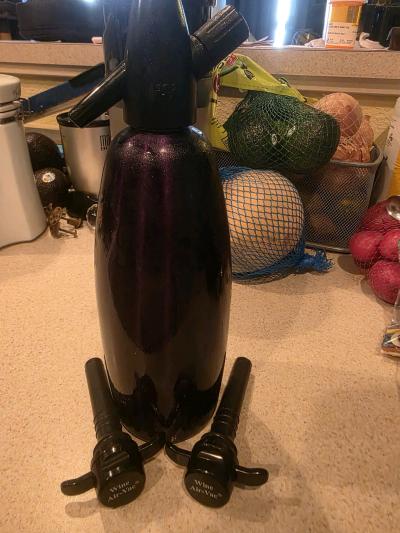 80s soda siphon and 2 wine vacuumed sealers - Thumbnail 4