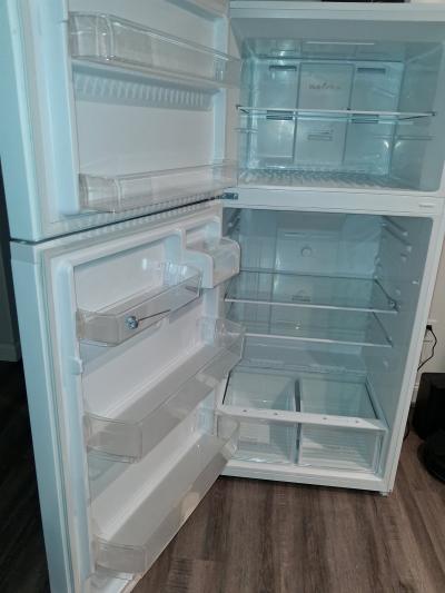 whirlpool fridge lots of space - Thumbnail 2
