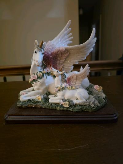 2 UNICORN Figurines   50 Each - Thumbnail 2