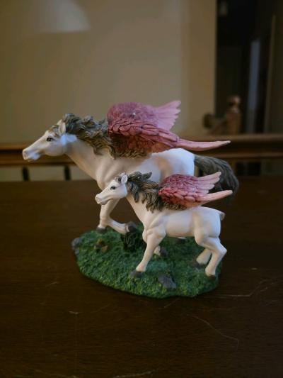 2 UNICORN Figurines   50 Each - Thumbnail 5