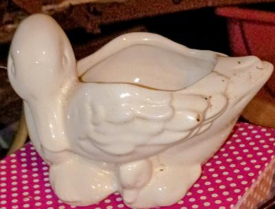 WHITE GLASS SWAN PLANTER