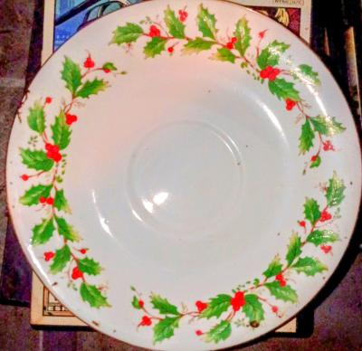 Christmas saucer with a Holy Leaf