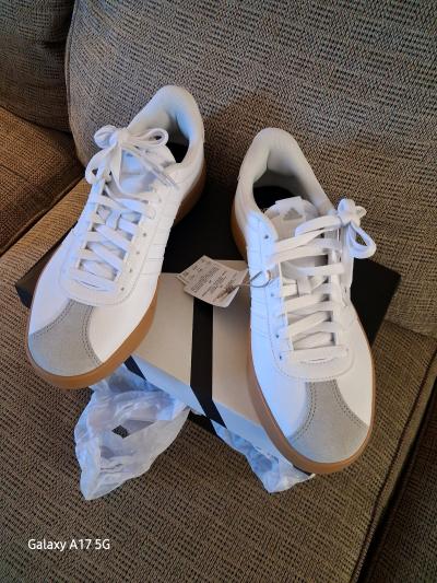 Adidas tennis shoes size 10 half  men - Thumbnail 2