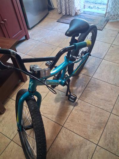 BRAND NEW Specialized Riprock 20 Kids Bike  Never Used Bosto - Thumbnail 2