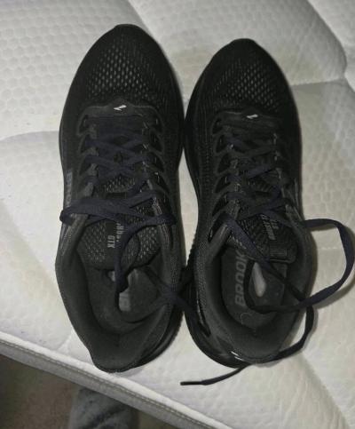 Brooks Ghost black  size 11 Medium B
