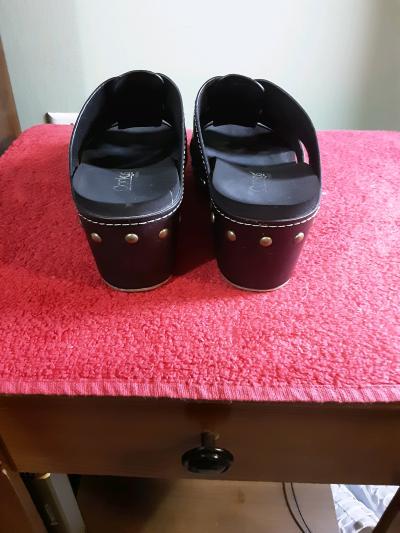 Gently used clogs - Thumbnail 4