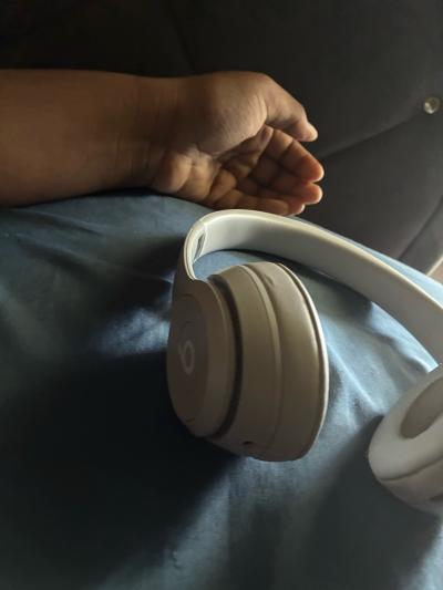 Beats Solo 4 headphones gray and white - Thumbnail 3