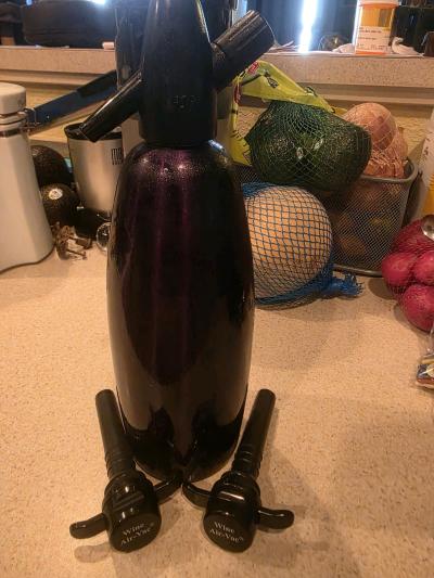80s soda siphon and 2 wine vacuumed sealers - Thumbnail 3