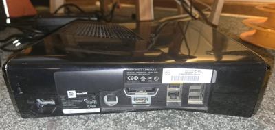 Xbox 360 S in amazing condition - Thumbnail 2