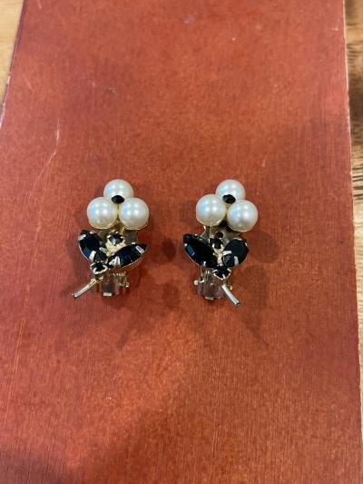 Black Tri Pearl setting Earrings