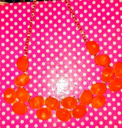 GOLD TONE NECKLACE WITH PEACH COLORED STONES
