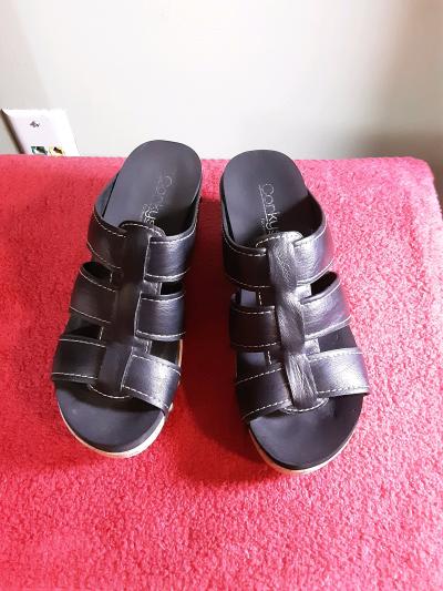 Gently used clogs - Thumbnail 2