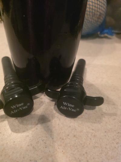 80s soda siphon and 2 wine vacuumed sealers - Thumbnail 2