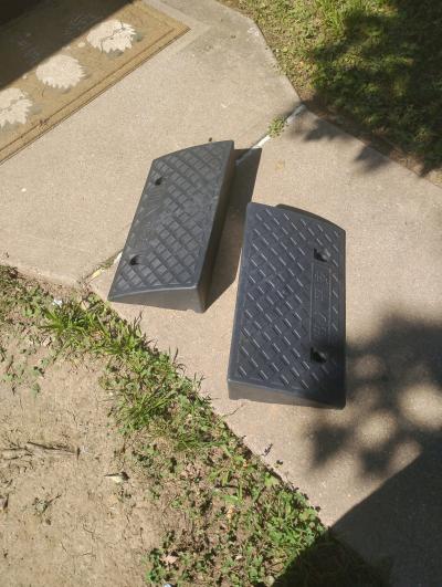 curbside ramps 5 inches tall strong cross braced plastic - Thumbnail 4