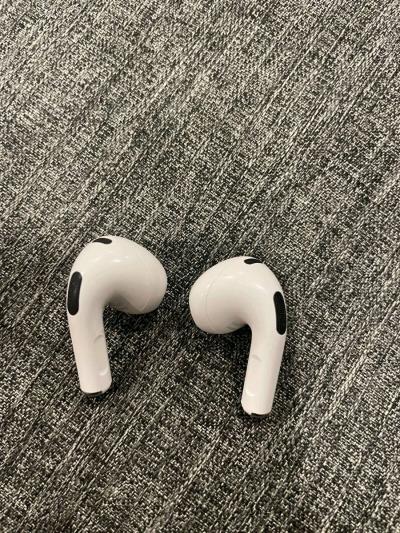 Apple AirPods 3rd Generation with MagSafe Charging Case - Thumbnail 5